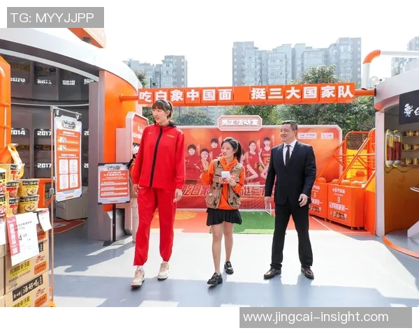 姚明走进街头与市民互动展现亲民形象引发热烈反响